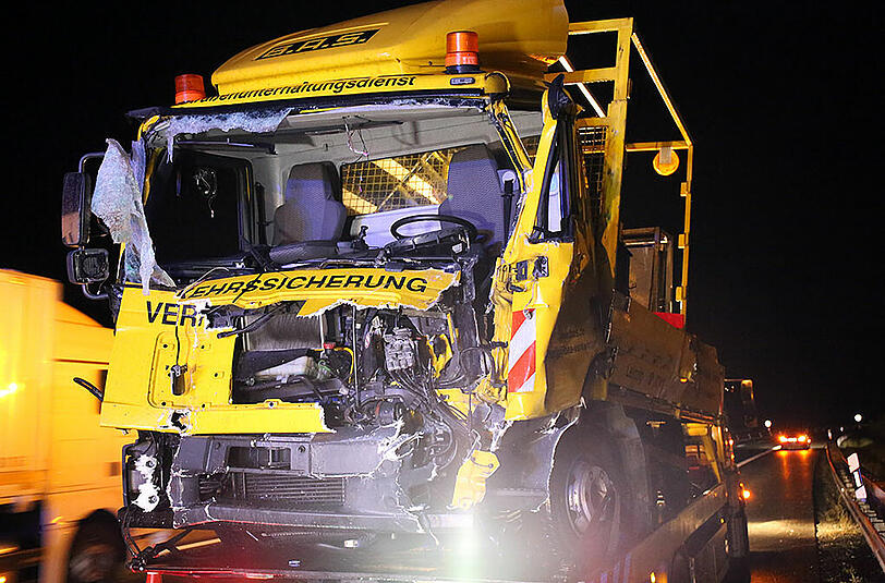 Bei seinem Crash in eine Baustelle hinterließ ein Lkw eine Schneise der Verwüstung. Die Bilder.