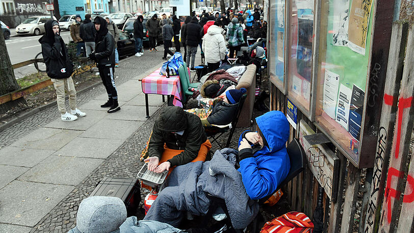 Warten auf den Wunderschuh: Trotz eisiger Temperaturen harrten zahlreiche Berliner die ganze Nacht durch aus, um einen der begehrten BVG-Sneaker zu ergattern.