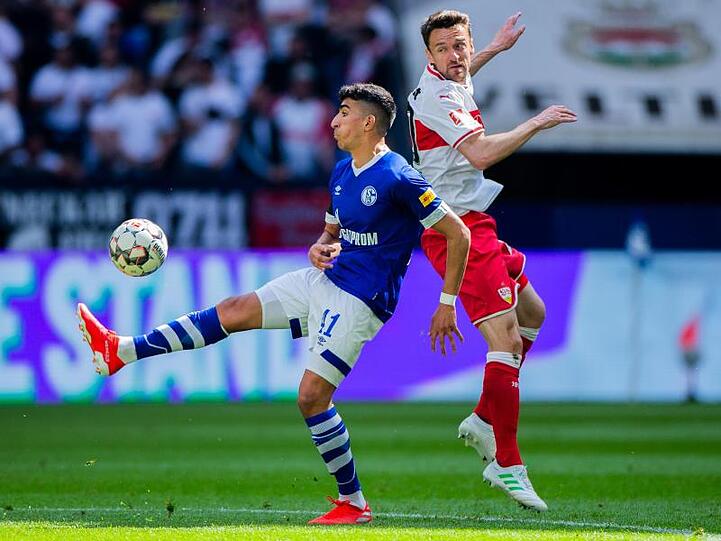 VfB-Kapitän Christian Gentner (r) kommt gegen Schalkes Nassim Boujellab zu spät.