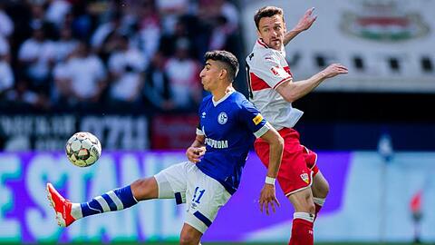 VfB-Kapitän Christian Gentner (r) kommt gegen Schalkes Nassim Boujellab zu spät.
