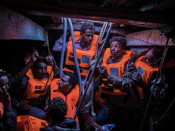 Flüchtlinge auf einem Boot vor der Küste Libyens (Archivbild).