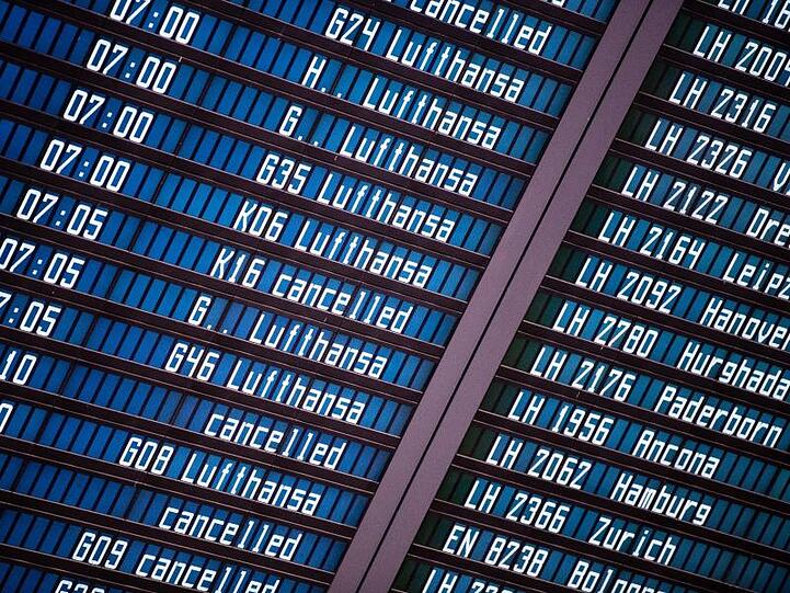 Flüge der Lufthansa werden wegen eines Streiks der Flugbegleiter auf einer Anzeigetafel als gestrichen ausgewiesen. Foto: Matthias Balk/dpa
