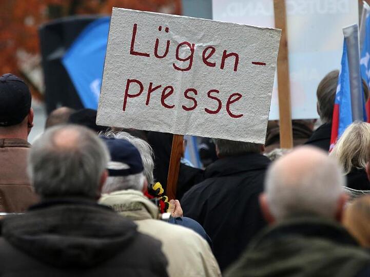 Vor allem im Osten Deutschlands ein gern gemachter Vorwurf: AfD-Anhänger prangern in Rostock die "Lügenpresse" an.