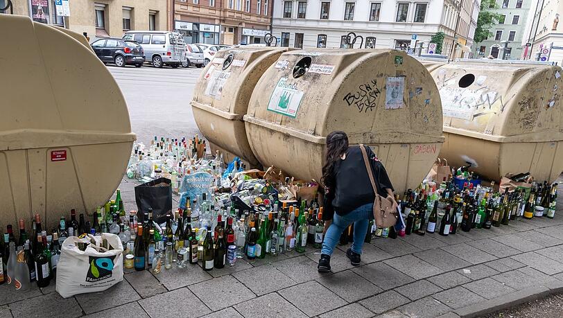 Die Münchner haben seit Corona offenbar mehr Durst als vorher - und bringen leere Flaschen zu den Wertstoffinseln. Und dort bleiben sie auch stehen, wenn die Tonnen schon voll sind.
