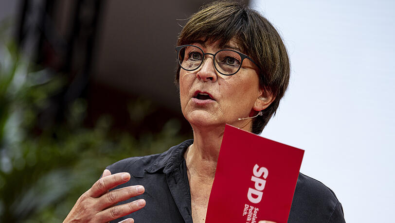 "Die von uns konzipierte Vermögensteuer schont das Betriebsvermögen", sagt die SPD-Vorsitzende Saskia Esken. (Archivbild)