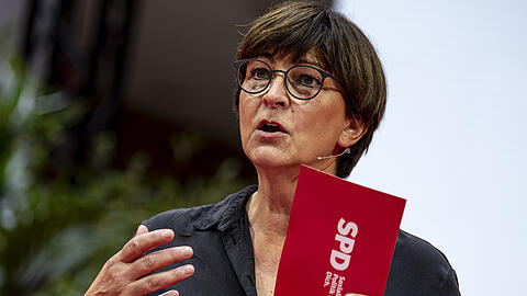 "Die von uns konzipierte Vermögensteuer schont das Betriebsvermögen", sagt die SPD-Vorsitzende Saskia Esken. (Archivbild)