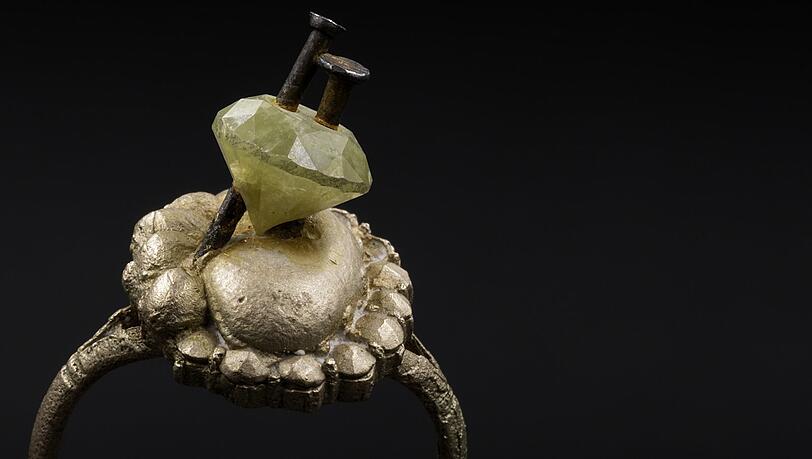 Autsch! Auf dem Goldring sitzt ein Diamant, den Karl Fritsch 2008 mit Stahlnägeln durchbohrt hat.