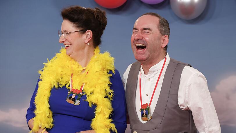 Hubert Aiwanger (Freie Wähler), Staatsminister für Wirtschaft, Landesentwicklung und Energie und stellvertretender Ministerpräsident und Begleitung kommen zur Livesendung des Bayerischen Rundfunks "Fastnacht in Franken" in den Mainfrankensälen.