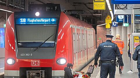 November 2021: Polizisten und Spurensicherer der Polizei arbeiten am S-Bahnhof am Stachus – ein Mann hat einen Passagier vor einen einfahrenden Zug gestoßen.