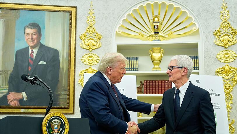 Apple-Chef Tim Cook brachte zusätzliche Investitionen von 100 Milliarden Dollar mit - und kann sich über eine Befreiung von Zöllen freuen. (Archivbild)