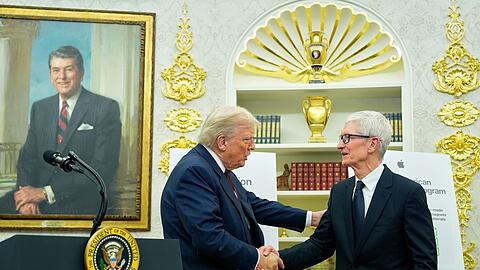 Apple-Chef Tim Cook brachte zusätzliche Investitionen von 100 Milliarden Dollar mit - und kann sich über eine Befreiung von Zöllen freuen. (Archivbild)