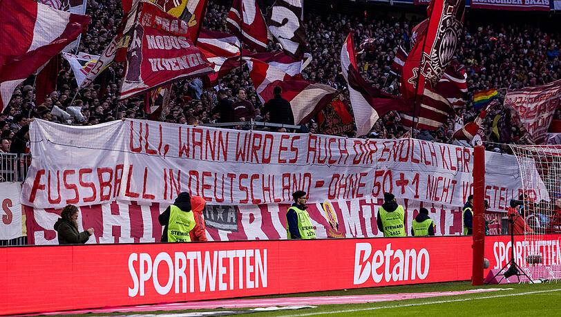 Die Bayern-Fans mit einer klaren Botschaft an Uli Hoeneß.
