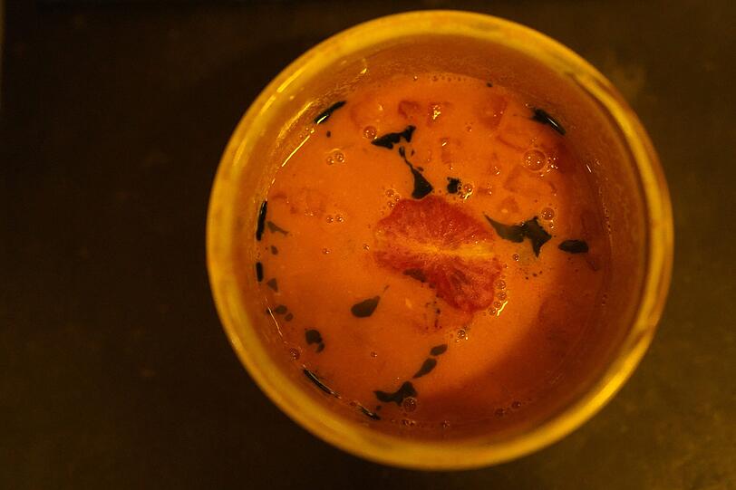 Zweiter Gang: Lachs-Miso-Suppe, buntes Gem&uuml;se.