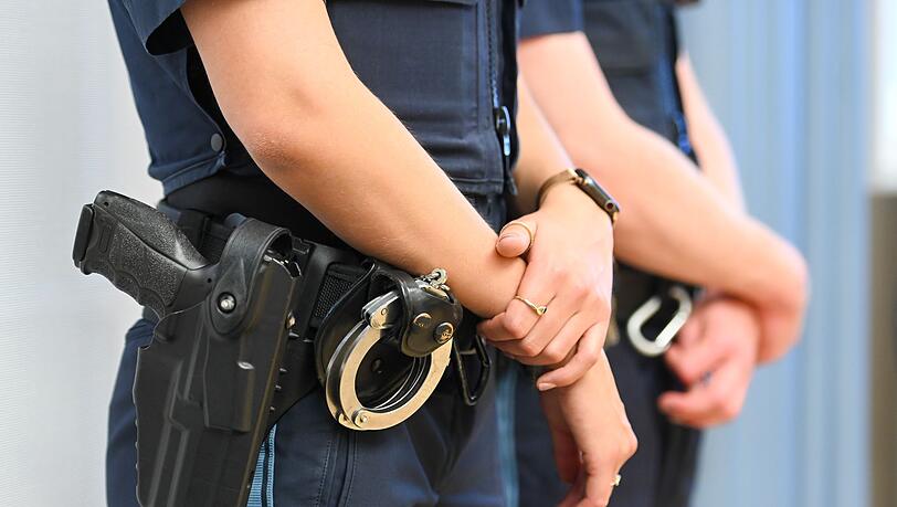 Ein Polizist gab bei der Verfolgung zwei Warnsch&uuml;sse aus seiner Waffe ab. (Symbolbild)