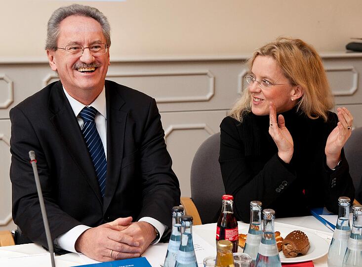Die SPD habe derzeit allerdings eine wunderbare Perspektive. &bdquo;Die Chancen sind verlockend", sagte Ude. Und die SPD sei fest entschlossen, die Chancen, die sie habe, auch wahrzunehmen. Die SPD hat Meinungsumfragen zufolge 2013 erstmals seit Jahrzehnten eine realistische Chance, die CSU vom Regierungsthron zu stoßen &ndash; zusammen mit Grünen und Freien Wählern.