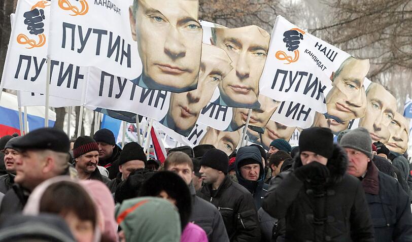 Zehntausende demonstrieren in Moskau für Putin: Bei den Wahlen am 4. März will er sich für eine dritte Amtszeit zum Präsidenten wählen lassen. Zwar bestehen kaum Zweifel an seinem Wahlsieg, doch erstmals seit seinem Aufstieg an die Staatsspitze im Jahr 2000 sieht er sich seit einigen Monaten mit einer breiten Oppositionsbewegung konfrontiert.