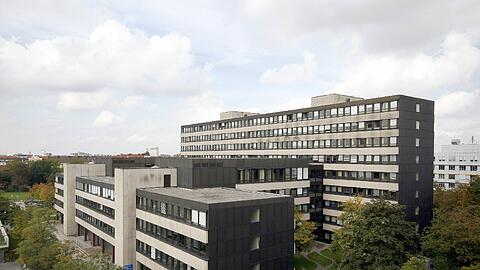 Das Finanzamt in der Deroystraße. Statt eines Neubaus ein Umzug für 1200 Mitarbeiter. Andere Mitarbeiter müssen aus München ganz weg.
