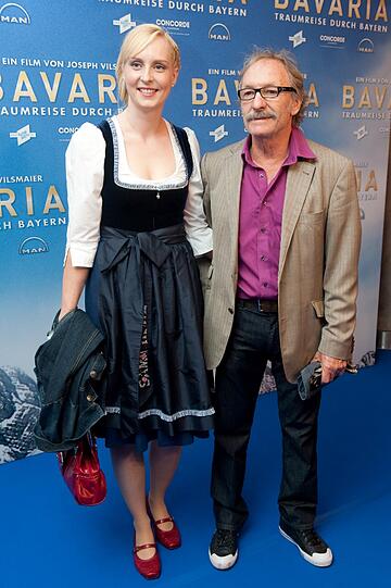 Schauspieler Franz-Xaver Kroetz kam mit seiner Lebensgefährtin Janine Grund (l).