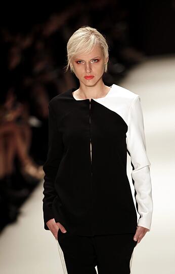 Bereits am Montag präsentierten heiße Models die Mode für das kommende Jahr.