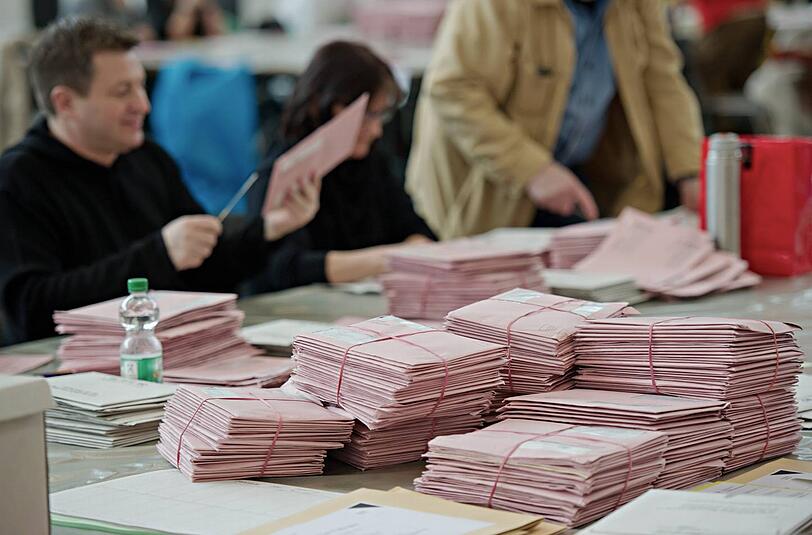 Zählen, zählen, zählen: Wahlhelfer beschäftigten sich auch am Montag mit den Stimmpaketen.