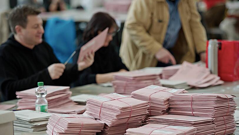 Zählen, zählen, zählen: Wahlhelfer beschäftigten sich auch am Montag mit den Stimmpaketen. Zählen, zählen, zählen: Wahlhelfer beschäftigten sich auch am Montag mit den Stimmpaketen.