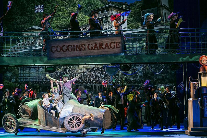 Peter Lesiak als Caractacus Potts, Amelie Spielmann als Jemima Potts, Marinus Hohmann als Jeremy Potts und Ensemble