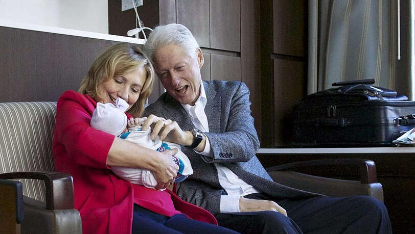 Voller Freude: Hillary und Bill Clinton mit Enkelin Charlotte Voller Freude: Hillary und Bill Clinton mit Enkelin Charlotte