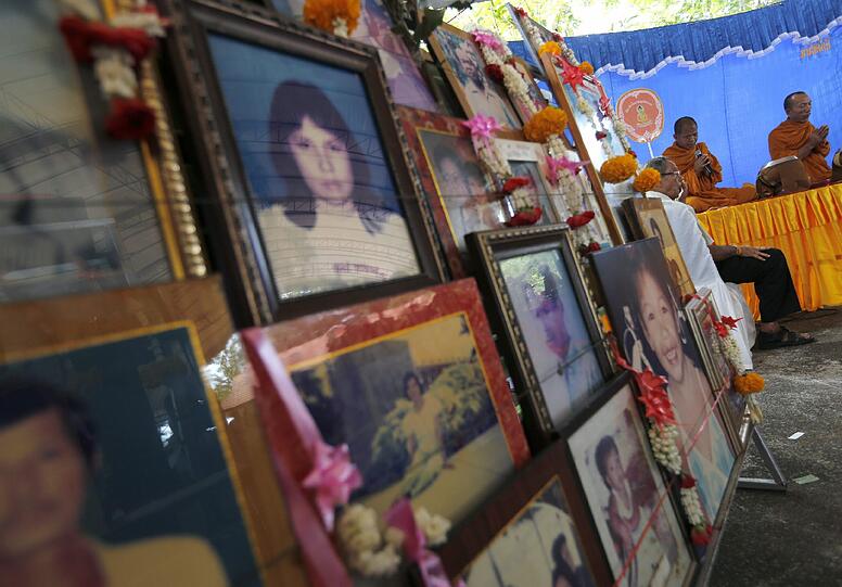 Zehn Jahre später gedenken Angehörige der Tsunami-Opfer in Indonesien