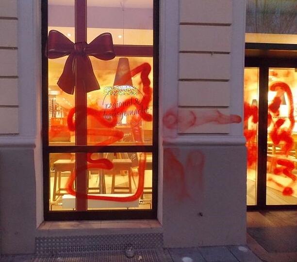Auch in der Ungersbergerstraße, am Max-Weber-Platz und Am Harras wurden die Filialen beschmiert.