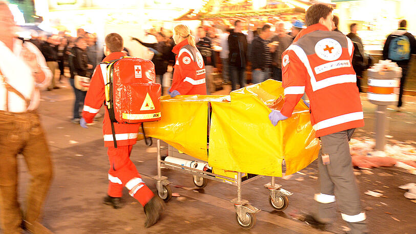 Die Rettungskräfte mussten sich neben dem bewusstlosen Mann auch noch um die beiden verletzten Helfer kümmern. (Archivbild)
