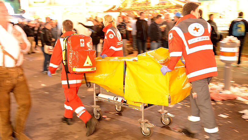 Die Rettungskräfte mussten sich neben dem bewusstlosen Mann auch noch um die beiden verletzten Helfer kümmern. (Archivbild) Die Rettungskräfte mussten sich neben dem bewusstlosen Mann auch noch um die beiden verletzten Helfer kümmern. (Archivbild)