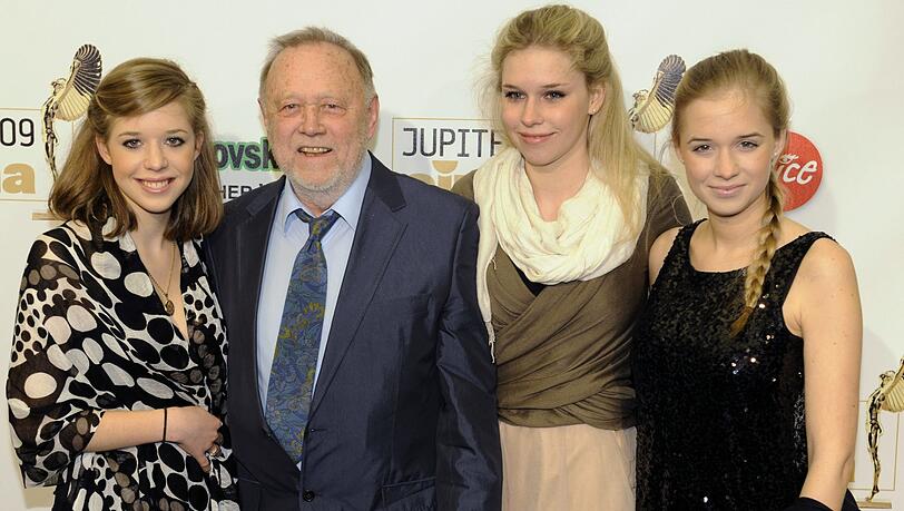 Liebevoller Papa: Sepp Vilsmaier mit seinen Töchtern (von links) Josefina (heute 27), Janina (33) und Theresa (30) aus der Ehe mit Dana Vávrová († 41). Liebevoller Papa: Sepp Vilsmaier mit seinen Töchtern (von links) Josefina (heute 27), Janina (33) und Theresa (30) aus der Ehe mit Dana Vávrová († 41).