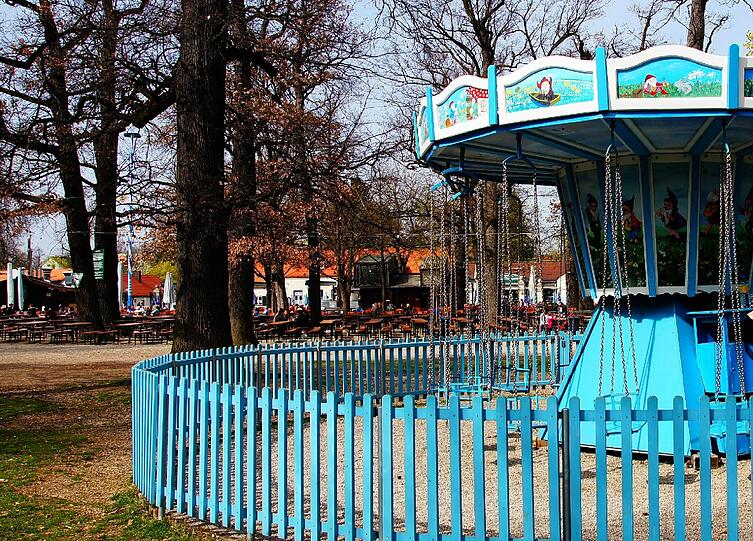 Im Hirschgarten ist Platz für 8000 Gäste - und naive Kunst.
