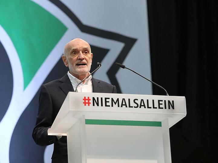 Martin Kind hält auf der Mitgliederversammlung eine Rede.
