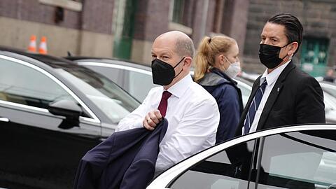 Olaf Scholz (l) kommt zur Vorstellung des Koalitionsvertrags im Westhafen an.