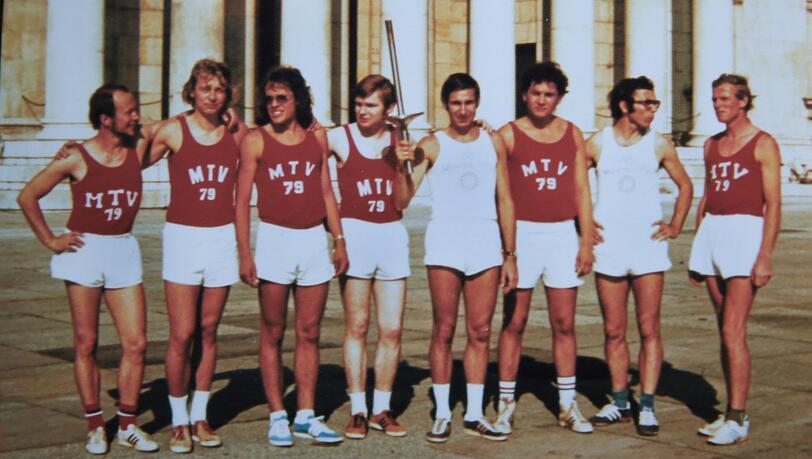 Ein bisserl verschwitzt aber glücklich stehen die Sendlinger Fackelläufer am 26. August 1972, kurz vor der Eröffnungsfeier der Sommerspiele, am Königsplatz. Sie haben gerade das Olympische Feuer vom Odeonsplatz hierher getragen. Der Zweite von links ist Norbert Weigl. Die Fackel hält Günter Wolz (M.). Mister Leichtathletik, also Rupert Hurm, ist der Zweite von rechts. Ein bisserl verschwitzt aber glücklich stehen die Sendlinger Fackelläufer am 26. August 1972, kurz vor der Eröffnungsfeier der Sommerspiele, am Königsplatz. Sie haben gerade das Olympische Feuer vom Odeonsplatz hierher getragen. Der Zweite von links ist Norbert Weigl. Die Fackel hält Günter Wolz (M.). Mister Leichtathletik, also Rupert Hurm, ist der Zweite von rechts.