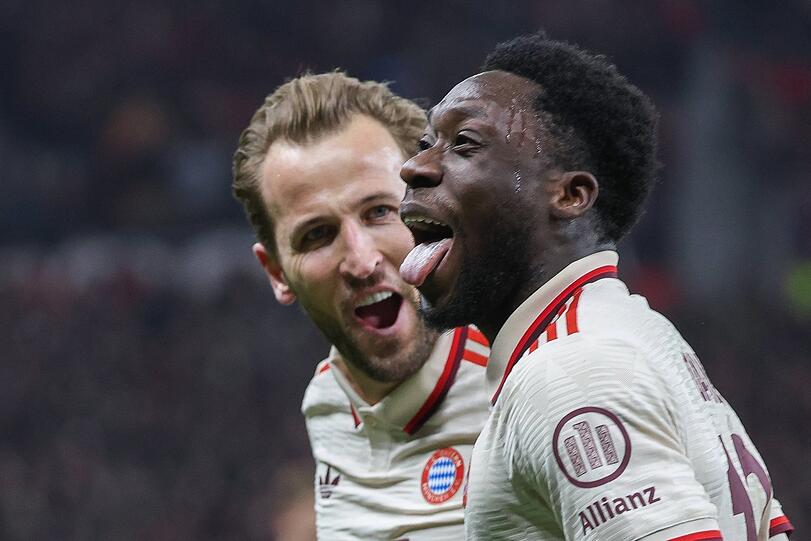Passend zu den steigenden Temperaturen blüht beim FC Bayern um Trainer Vincent Kompany sowie Harry Kane (r.) und Alphonso Davies das berühmte Mia san Mia wieder auf.