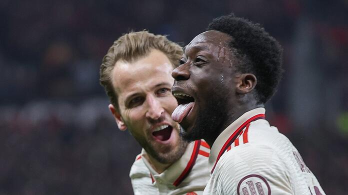 Passend zu den steigenden Temperaturen blüht beim FC Bayern um Trainer Vincent Kompany sowie Harry Kane (r.) und Alphonso Davies das berühmte Mia san Mia wieder auf.