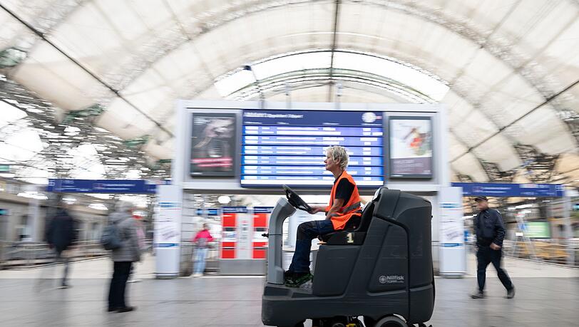 Beim Fr&uuml;hjahrsputz der Bahn sollen dieses Jahr doppelt so viele Stationen gereinigt werden wie sonst. (Archivbild)