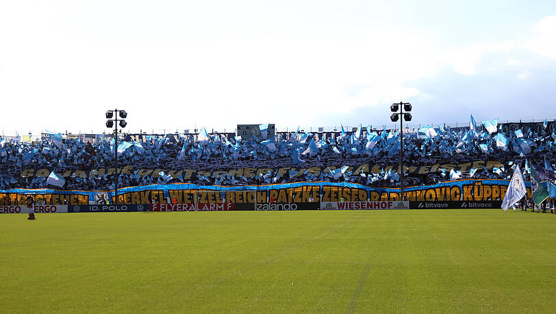 Die Fahnen-Choreographie erstreckt sich von der Haupttribüne über die Westkurve, die Stehhalle bedeckt ein Mega-Banner. Die Fahnen-Choreographie erstreckt sich von der Haupttribüne über die Westkurve, die Stehhalle bedeckt ein Mega-Banner.