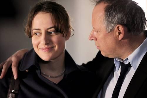 Frieda Jung (Maren Eggert) freut sich, dass Kommissar Borowski (Axel Milberg) endlich zu seinen Gefühlen steht.