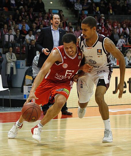 FC Bayern gegen die Phantoms Braunschweig: Die Promis zittern mit den Basketballern. Die Bilder