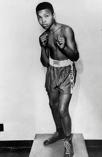 Lange bevor seine außergewöhnliche Schnelligkeit und sein "tödlicher Punch" ihn zum dreimaligen Weltmeister und einem der größten Sportler des Jahrhunderts machten: Der junge Cassius Clay aufgenommen im Alter von 12 im Jahre 1954. Aufgewachsen in ärmlichen Verhältnissen begann er aus Wut mit dem Boxen, nachdem ihm sein Fahrrad geklaut wurde. Zum Trainieren rannte er neben dem Schulbus zu Fuß zur Schule. Mit 16 verließ er diese ganz und widmete sich voll dem Boxsport.