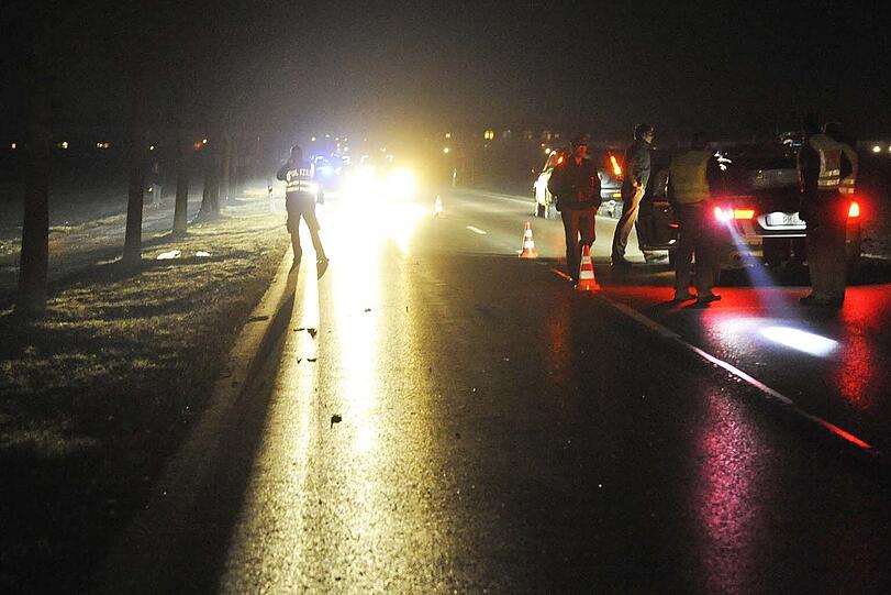 Aschheimer Unfall: Der nackte Fußgänger, der am Samstagabend überfahren wurde, schwebt noch immer in lebensgefahr.
