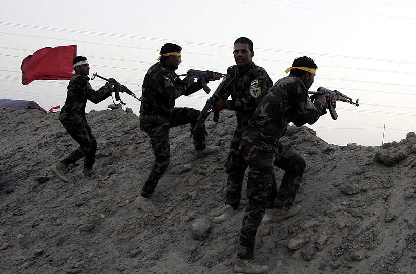 Irakische Soldaten trainieren den Ernstfall in der Nähe von Ramadi