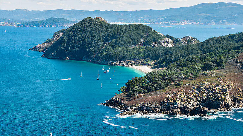 An den Ufern der Stadt Vigo erstrecken sich die Cies-Inseln. Die Inseln Monteagudo, Faro und San Martino liegen oft im Nebel. Dann könnte man meinen, man sei in Schottland.