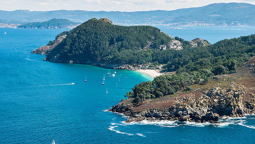 An den Ufern der Stadt Vigo erstrecken sich die Cies-Inseln. Die Inseln Monteagudo, Faro und San Martino liegen oft im Nebel. Dann könnte man meinen, man sei in Schottland. An den Ufern der Stadt Vigo erstrecken sich die Cies-Inseln. Die Inseln Monteagudo, Faro und San Martino liegen oft im Nebel. Dann könnte man meinen, man sei in Schottland.