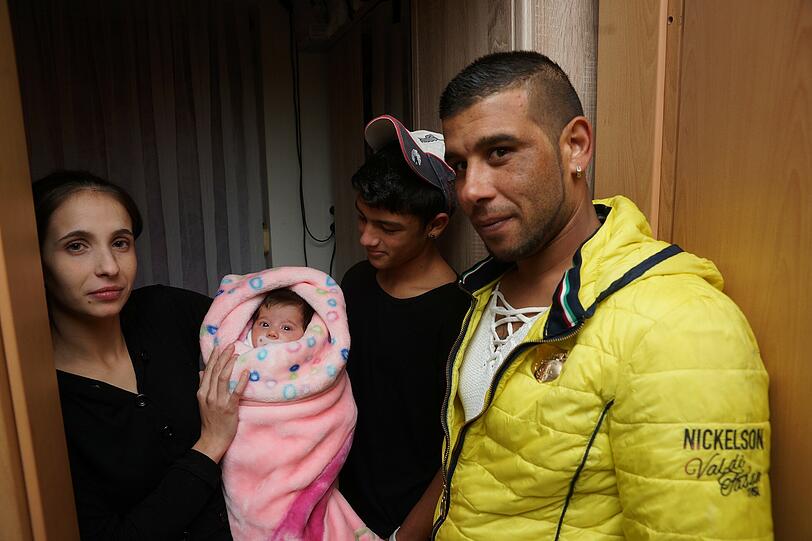 Sadkova Nelli (21) und Mann Ilja Stojanov (31) mit Baby und einem Neffen. Sie leben auf sechs Quadratmeter.