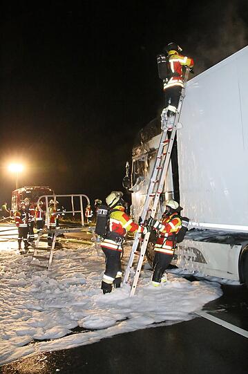 Trotz des Einsatzes der umliegenden Freiwilligen Feuerwehren brannte die Sattelzugmaschine vollständig aus.