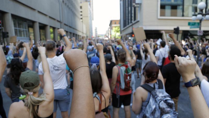 Demonstranten protestieren in der Nähe der Stadt Minneapolis und erheben solidarisch ihre Faust. Nach dem Tod des Afroamerikaners George Floyd bei einer brutalen Festnahme hat die Stadt Minneapolis erste Reformen ihrer Polizei auf den Weg gebracht. Demonstranten protestieren in der Nähe der Stadt Minneapolis und erheben solidarisch ihre Faust. Nach dem Tod des Afroamerikaners George Floyd bei einer brutalen Festnahme hat die Stadt Minneapolis erste Reformen ihrer Polizei auf den Weg gebracht.
